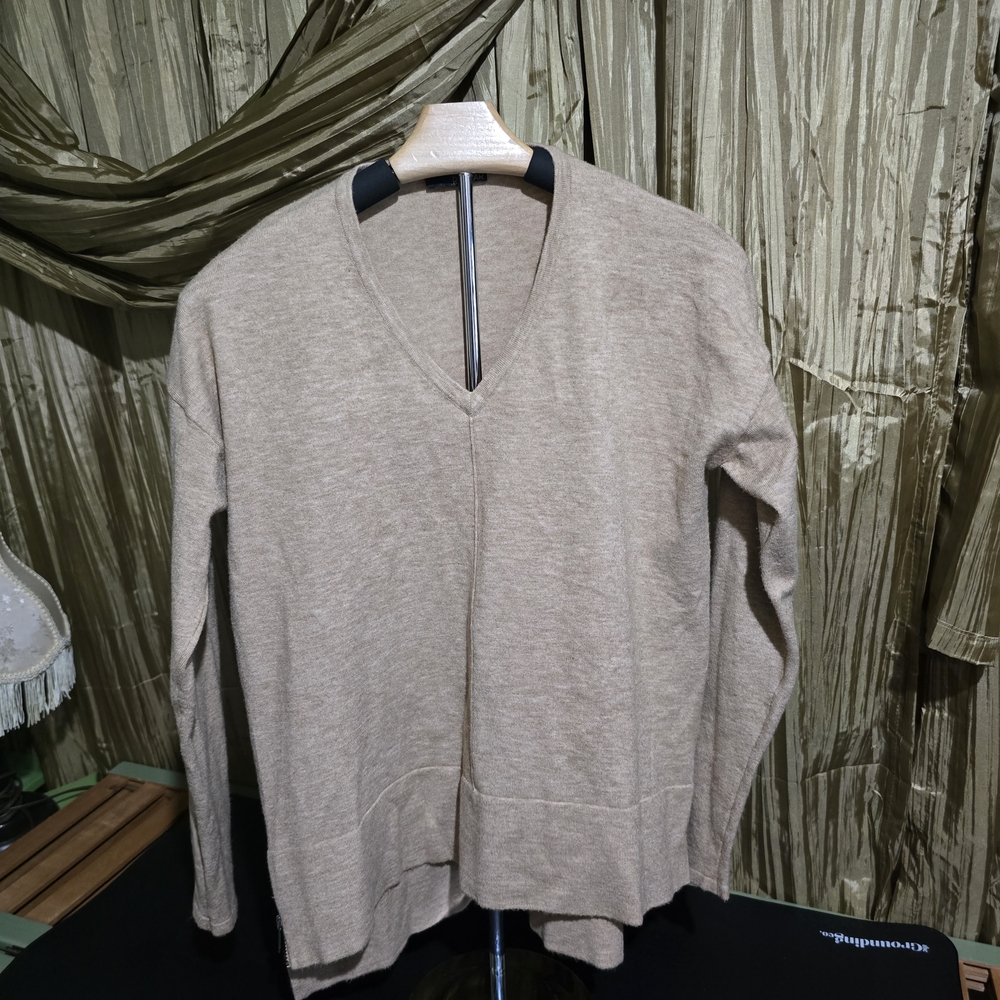 Renuar Women's Beige V-Neck Sweater